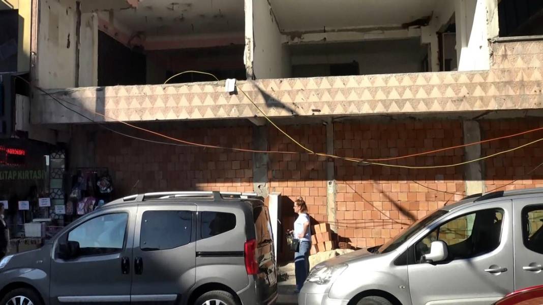 Mahallelinin şikayetçi olduğu gizemli binaya belediyeden 'tuğlalı' önlem 5